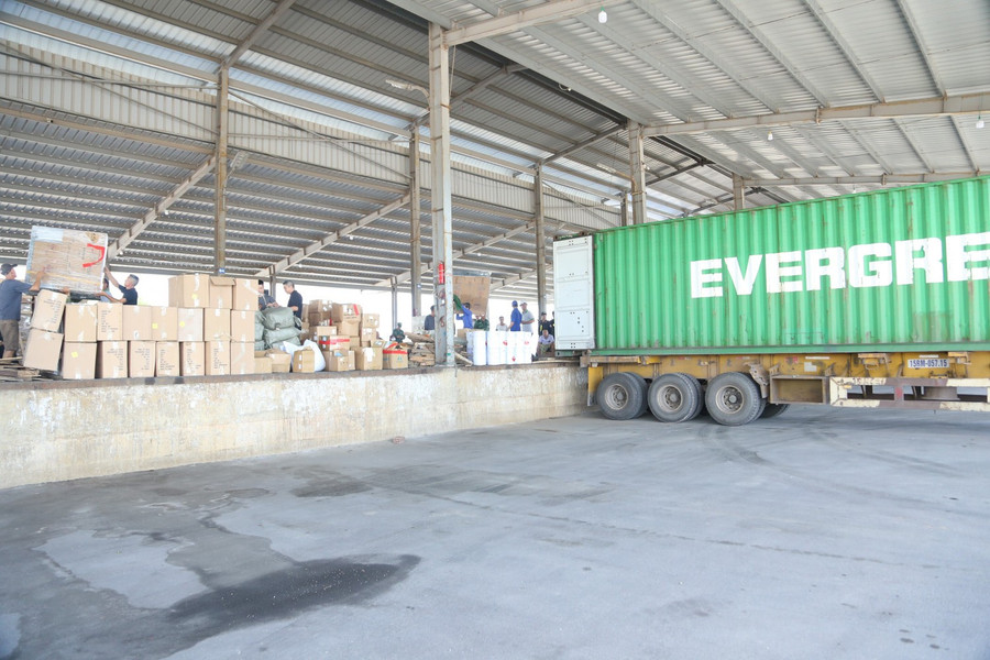 Hàng hóa nhập lậu được trà trộn, xen kẹp trong các container nhập khẩu hàng gia công. 6458.jpg