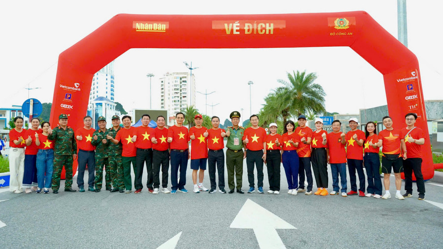 Những người đầu tiên về đến đích tại khu vực bãi tắm Hòn Gai. anh-9.jpg