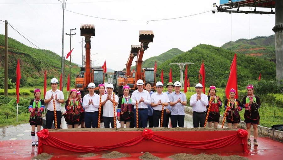 Các đại biểu cùng Nhân dân thực hiện nghi thức động thổ Dự án cải tạo, nâng cấp tỉnh lộ 330. anh-123.jpg