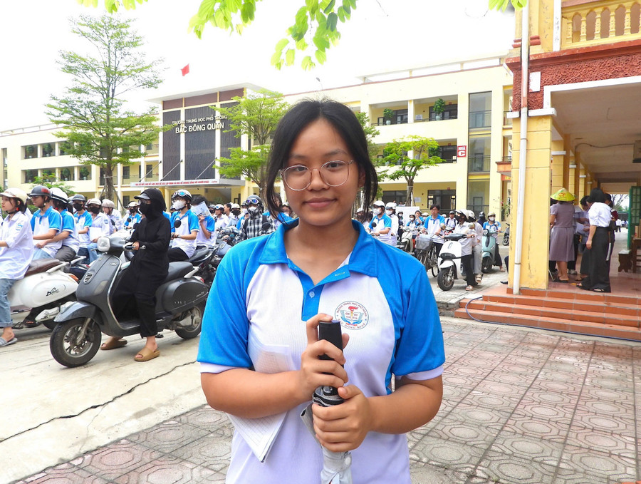 Em Nguyễn Quỳnh Anh ra khỏi phòng thi với tâm lý thoải mái. img-9411.jpg