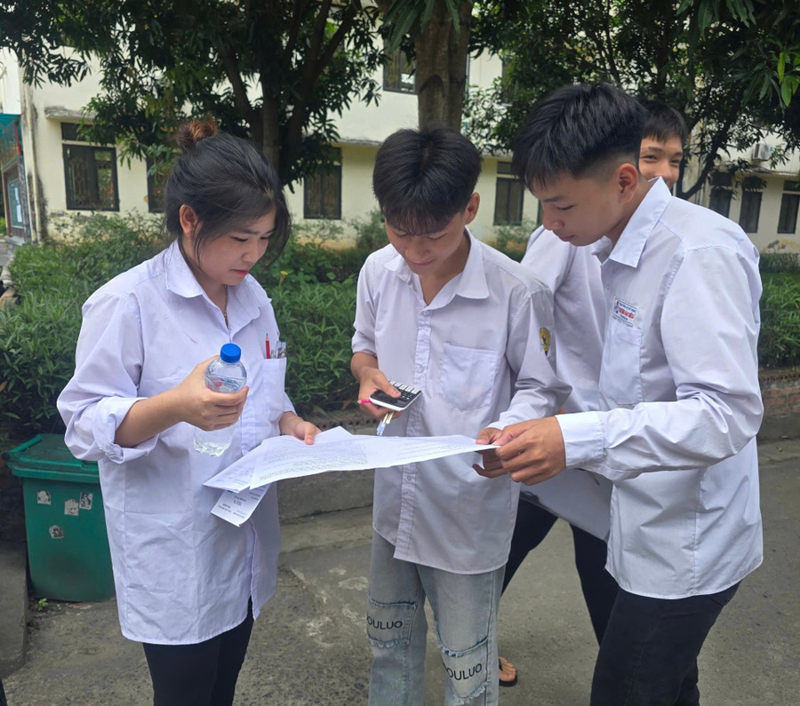 Thí sinh ở Ninh Bình rời phòng thi sáng nay. img-9413.jpg