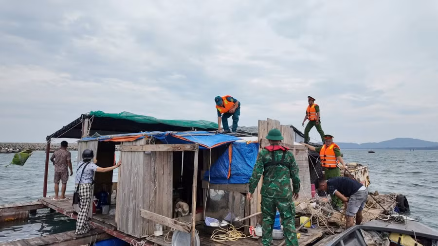 Lực lượng hỗ trợ ngư dân ở Cô Tô chằng chống bè để bảo vệ tài sản.