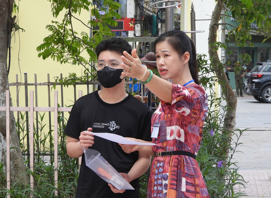 Cán bộ tại điểm thi Trường THPT Lê Quý Đôn, TP Thái Bình hướng dẫn thí sinh vào phòng thi. img-9323.jpg