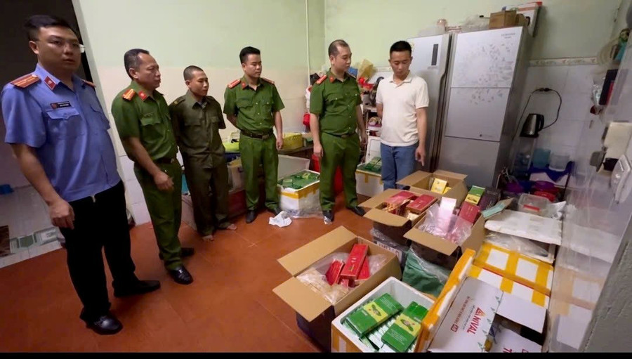 Lực lượng chức năng thu giữ tang vật. img-9210.jpg