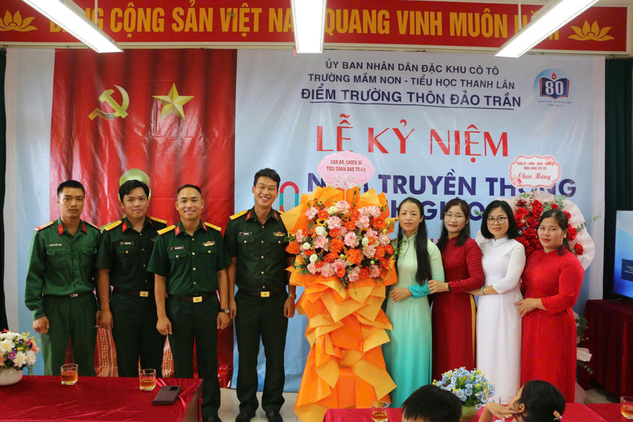 Lực lượng vũ trang tặng hoa nhà trường. anh-10.jpg