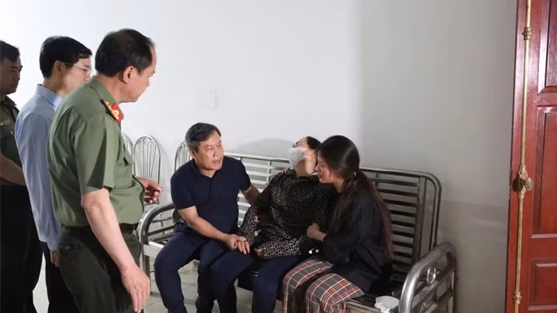 Bí thư Tỉnh ủy Quảng Ninh thăm, động viên người nhà chiến sĩ Công an hy sinh trong khi làm nhiệm vụ.