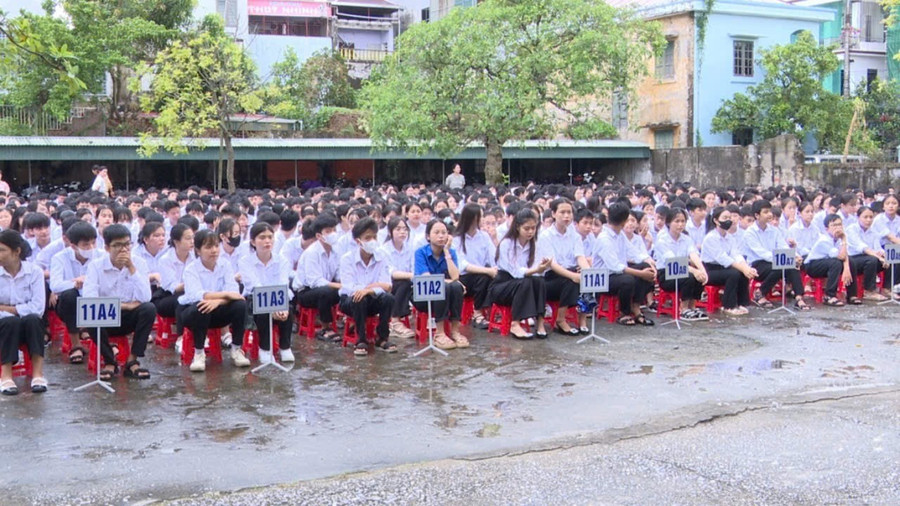 Các em học sinh Trường THPT Hồng Đức hào hứng tham gia buổi tuyên truyền Luật Giao thông đường bộ, phòng cháy, chữa cháy và cứu nạn, cứu hộ.