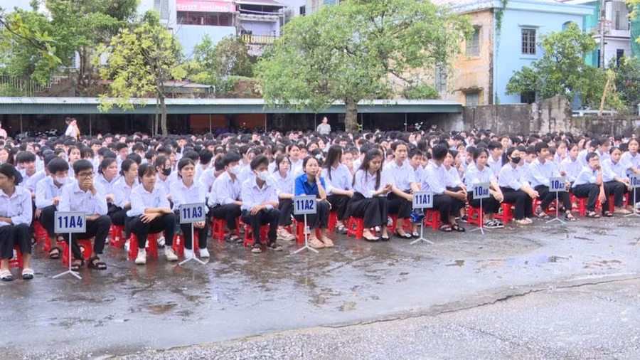 Các em học sinh Trường THPT Hồng Đức hào hứng tham gia buổi tuyên truyền Luật Giao thông đường bộ, phòng cháy, chữa cháy và cứu nạn, cứu hộ.