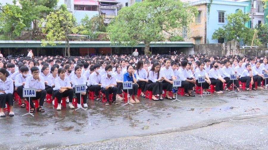 Các em học sinh Trường THPT Hồng Đức hào hứng tham gia buổi tuyên truyền Luật Giao thông đường bộ, phòng cháy, chữa cháy và cứu nạn, cứu hộ.