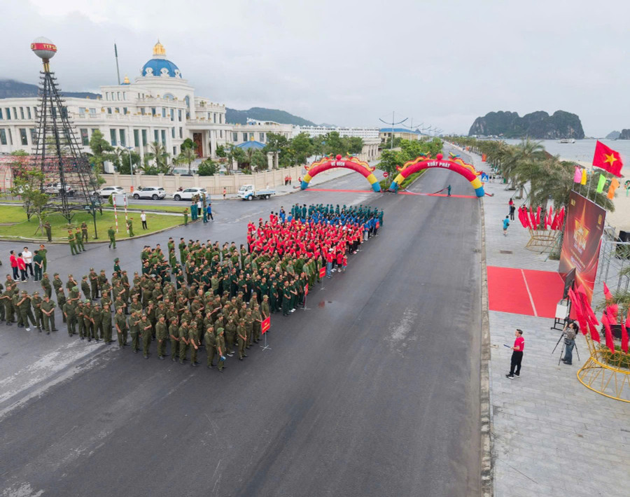 Tại phường Cẩm Phả, hàng nghìn người tham gia sự kiện. anh-12.jpg