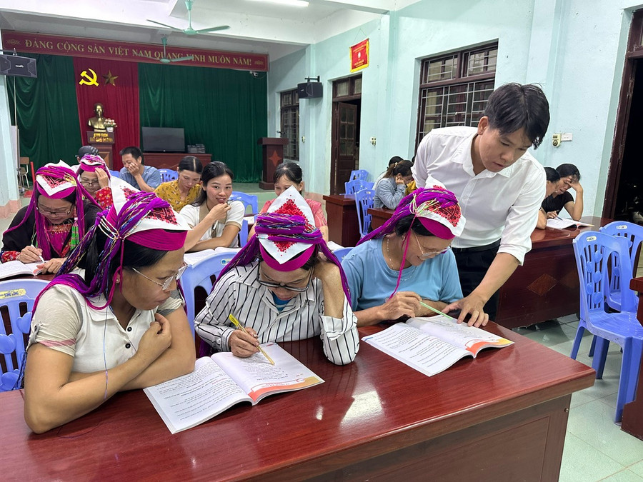 Lớp học XMC tại nhà văn hóa thôn Ngàn Phe.