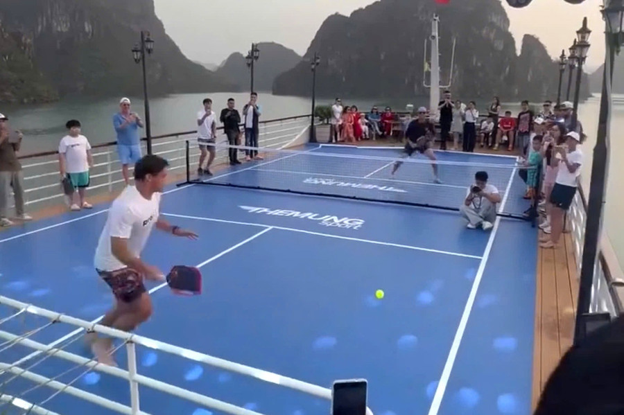 Trận đấu Pickleball diễn ra trên một tàu du lịch ở vịnh Hạ Long.
