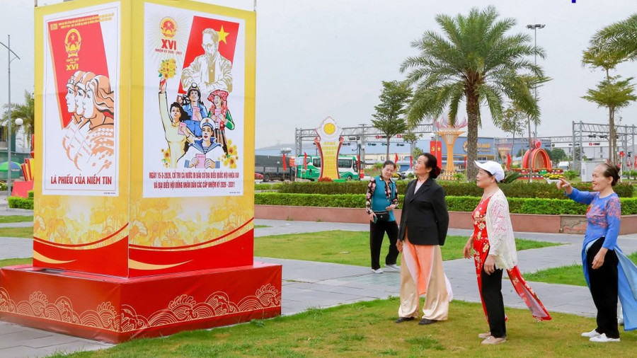 Pa nô tuyên truyền về bầu cử được trang hoàng trên các tuyến phố ở phường Mạo Khê.