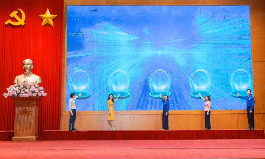 Các đại biểu ấn nút phát động chiến dịch "Thanh niên Quảng Ninh chung tay phổ cập kỹ năng số, xây dựng văn hóa số".