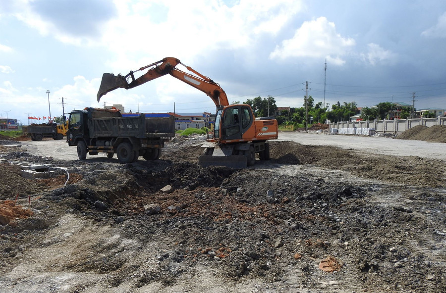 Khuôn viên trước cổng trường cũng đang gấp rút được hoàn thiện. Trung bình mỗi năm Trường THPT Bạch Đằng có trên 1.200 học sinh. Ngôi trường được xây dựng khang trang tại vị trí mới, đồng thời được đầu tư mới toàn bộ cơ sở vật chất phục vụ điều kiện dạy và học đảm bảo các tiêu chuẩn chất lượng giáo dục mức độ III, Trường đạt chuẩn Quốc gia mức độ II theo quy định của Bộ GD&ĐT. anh-13.jpg