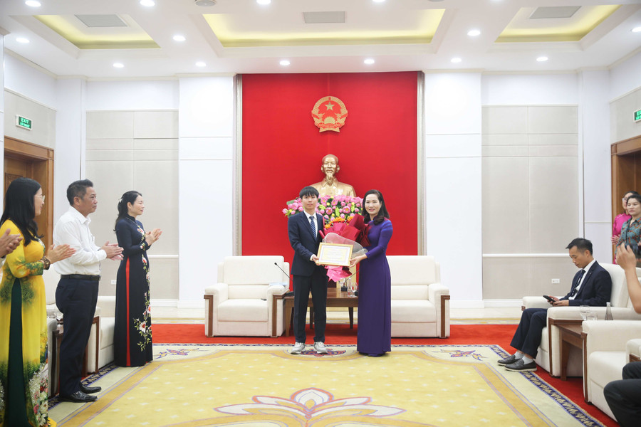 Lãnh đạo tỉnh Quảng Ninh trao thưởng cho em Ninh Quang Thắng.