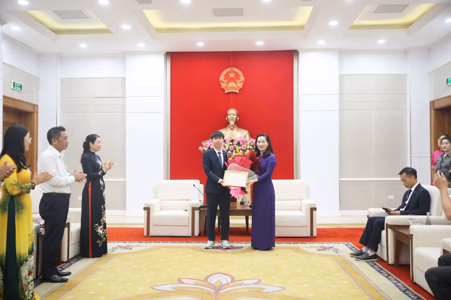 Lãnh đạo tỉnh Quảng Ninh trao thưởng cho em Ninh Quang Thắng.