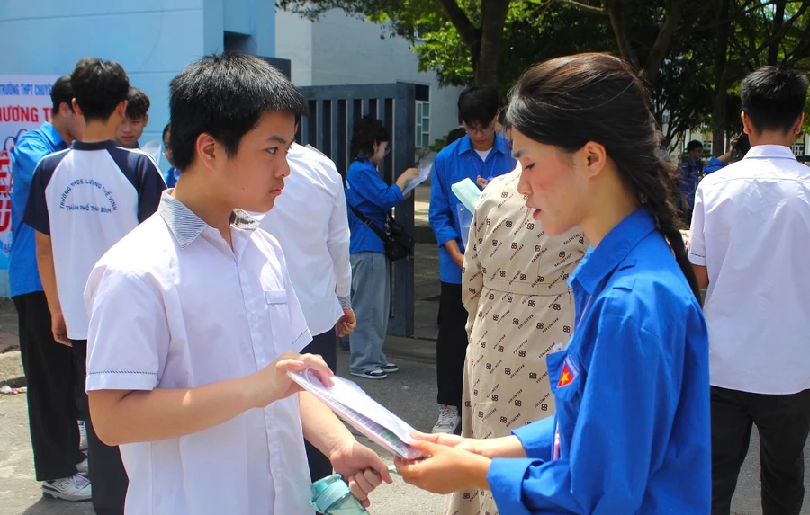 Lực lượng thanh niên tình nguyện hướng dẫn thí sinh trước khi vào phòng thi.