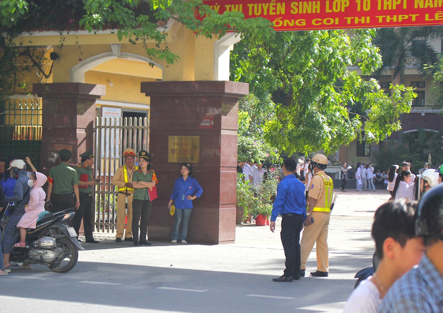 An ninh khu vực thi được thắt chặt. img-9164.jpg