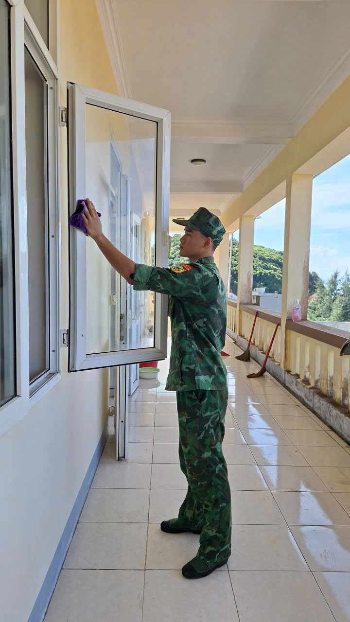 Cán bộ chiến sỹ trên đảo dọn dẹp vệ sinh trường lớp. anh-8.jpg
