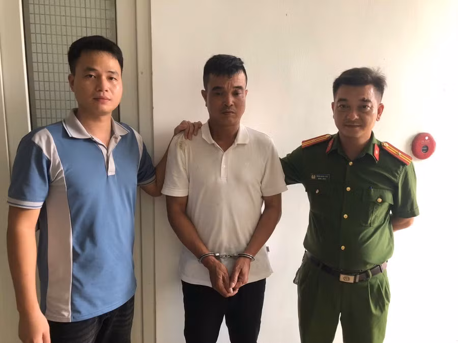 Phạm Khắc Phương (ở giữa) tại cơ quan Công an.