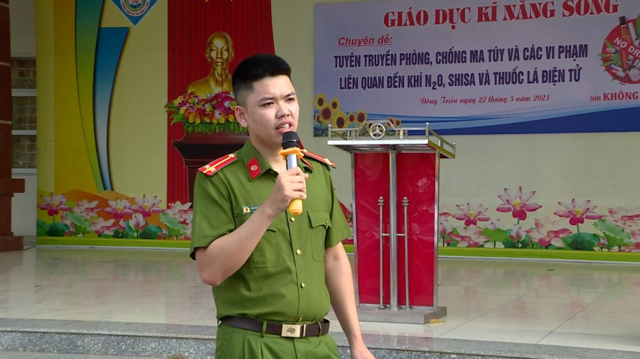 Thiếu tá Nguyễn Đăng Khải trong một lần tuyên truyền về phòng chống ma túy.