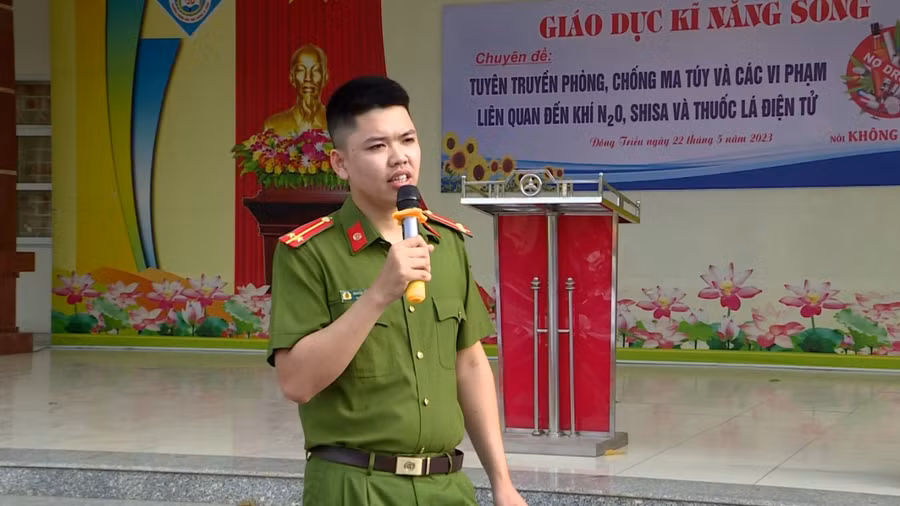 Thiếu tá Nguyễn Đăng Khải trong một lần tuyên truyền về phòng chống ma túy.