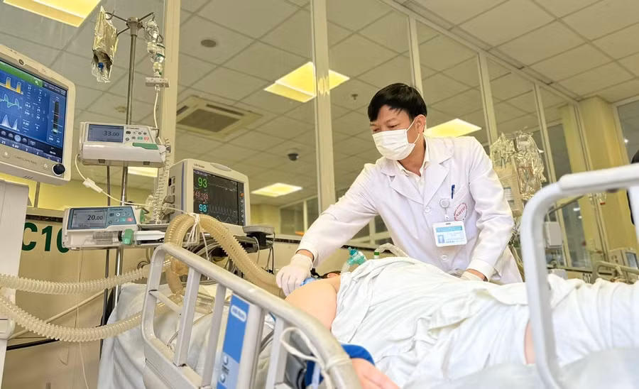 Bác sĩ thăm khám sau mổ cho bệnh nhân. Ảnh: BVCC.