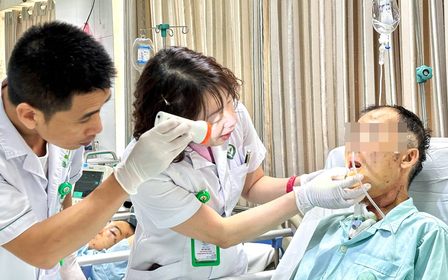 Bác sĩ thăm khám cho bệnh nhân. Ảnh: BVCC. 