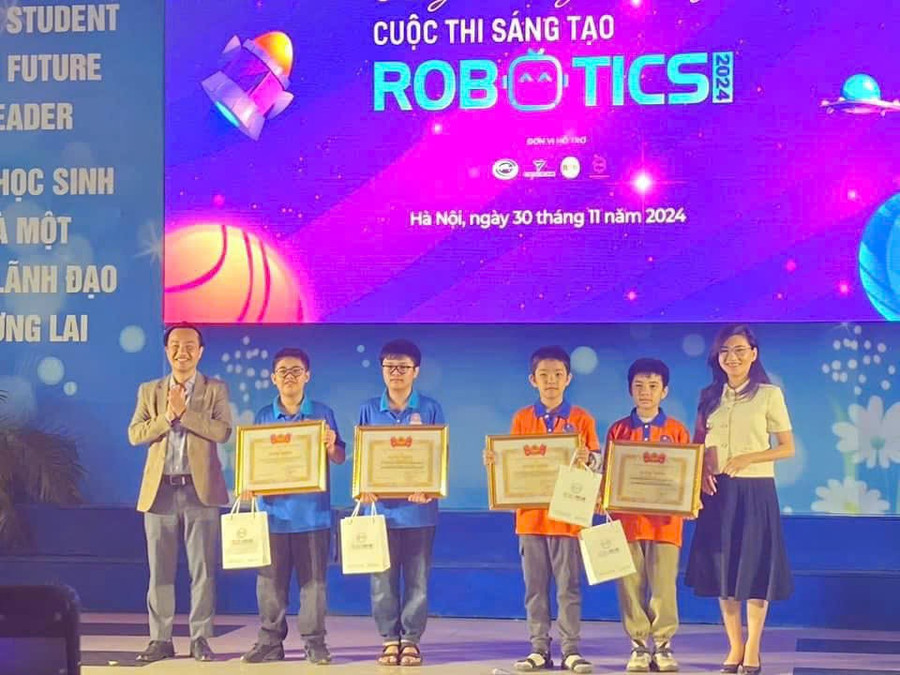 Các thí sinh đạt giải Nhất bảng R1 và R2. 
