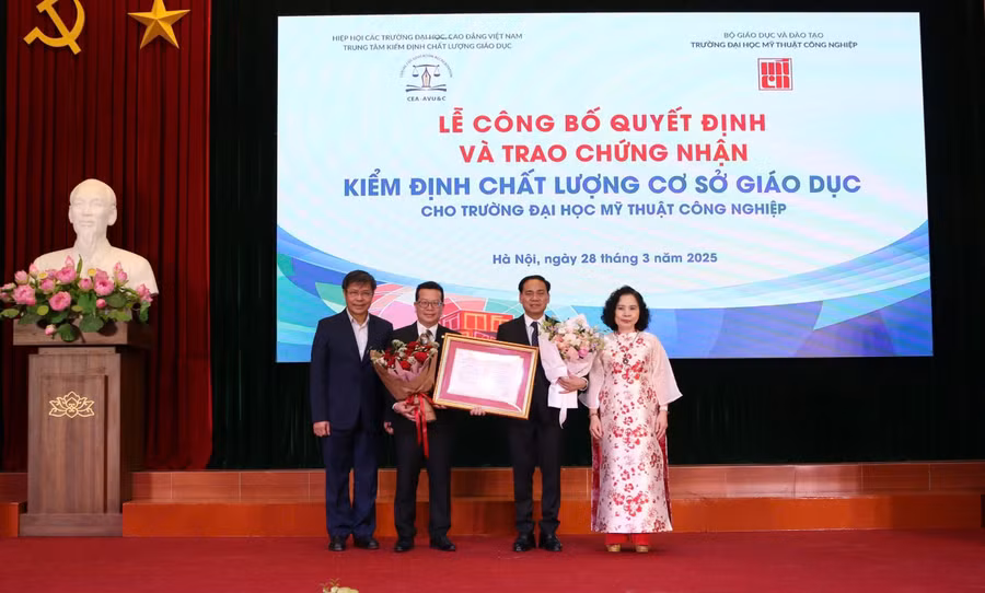 Lãnh đạo nhà trường nhận Giấy chứng nhận kiểm định chất lượng cơ sở giáo dục.