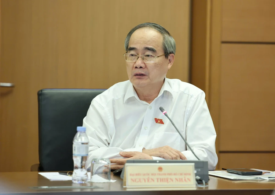 Đại biểu Nguyễn Thiện Nhân, Đoàn ĐBQH TPHCM, nguyên Uỷ viên Bộ Chính trị, nguyên Bí thư Thành uỷ TP.HCM, nguyên Bộ trưởng Bộ Giáo dục và Đào tạo. 