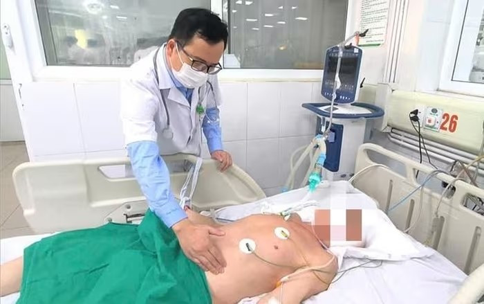 Người bệnh đang được điều trị tích cực, thở máy, sử dụng kháng sinh và thuốc diệt ký sinh trùng. Ảnh: BVCC. 