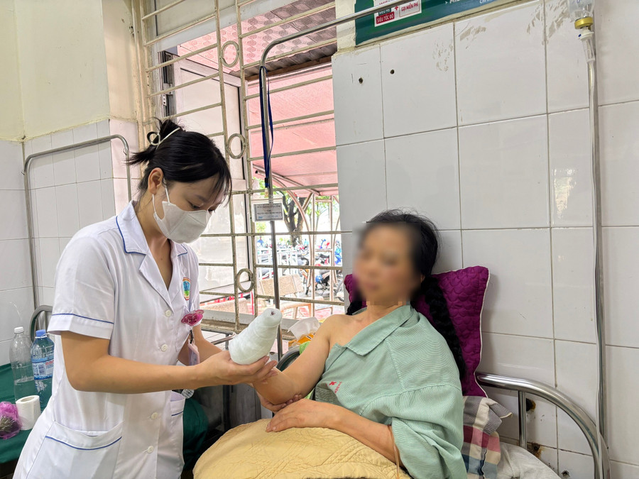 Sau khi tỉnh, bệnh nhân được chuyển về khoa theo dõi chăm sóc và điều trị tiếp. Ảnh: BVCC. 