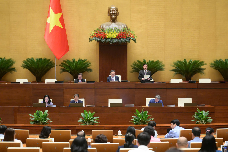 Phó Chủ tịch Quốc hội Nguyễn Khắc Định điều hành nội dung phiên thảo luận ngày 23/6. 