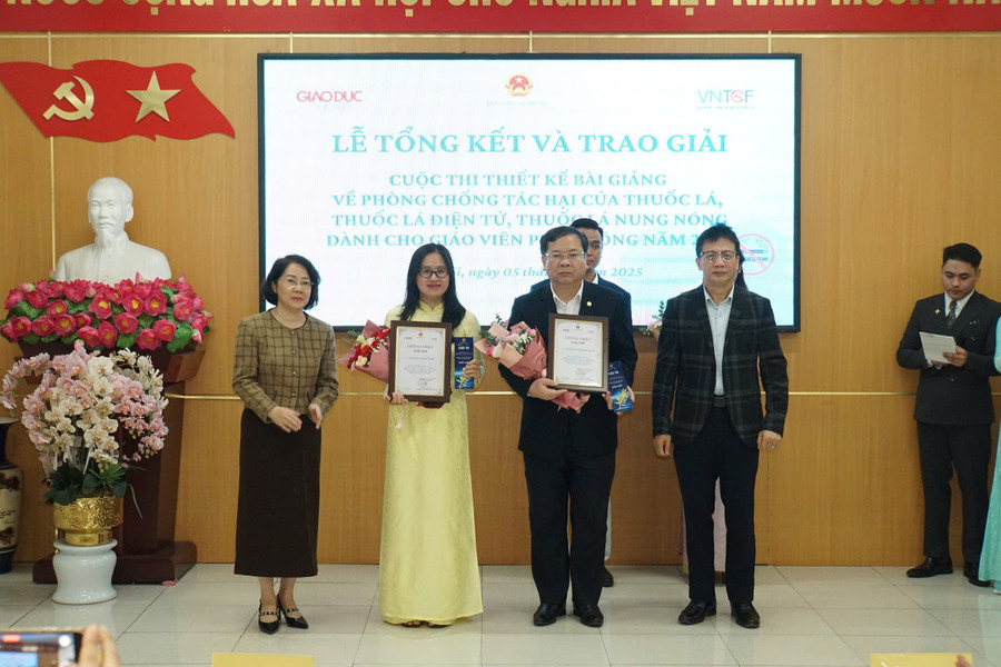 Các tác giả đoạt giải Nhì. Ảnh: Lê Nghĩa. 