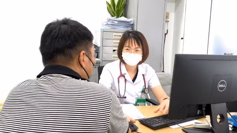 Bác sĩ tư vấn cho bệnh nhân.