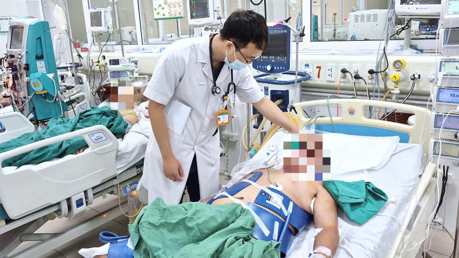 Bệnh nhân rơi vào tình trạng toan chuyển hóa nặng, kali máu cao và phải duy trì 2 vận mạch do sốc sau ngừng tuần hoàn. Ảnh: BVCC. 