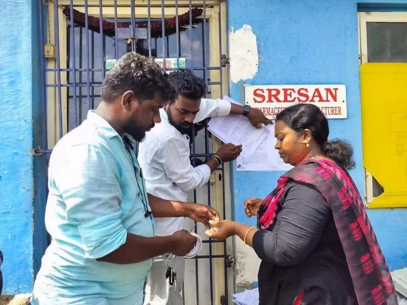 Bên ngoài nhà máy dược phẩm Sresan - nơi sản xuất siro ho có liên quan đến cái chết của nhiều trẻ em ở Ấn Độ. 