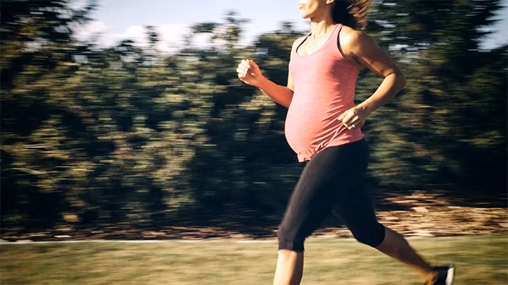 Tập thể dục thường xuyên có thể giúp giảm táo bón và đau lưng, giảm nguy cơ phải sinh mổ hoặc mắc tiền sản giật.