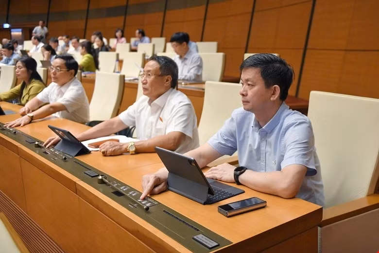 ĐBQH tham gia bấm nút biểu quyết thông qua dự thảo Luật Hóa chất (sửa đổi) ngày 14/6.