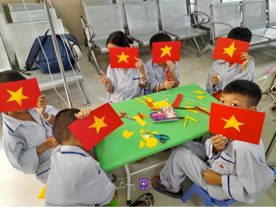 The Blouse là dự án thiện nguyện nhằm giúp đỡ, hỗ trợ các em nhỏ có hoàn cảnh kém may mắn.