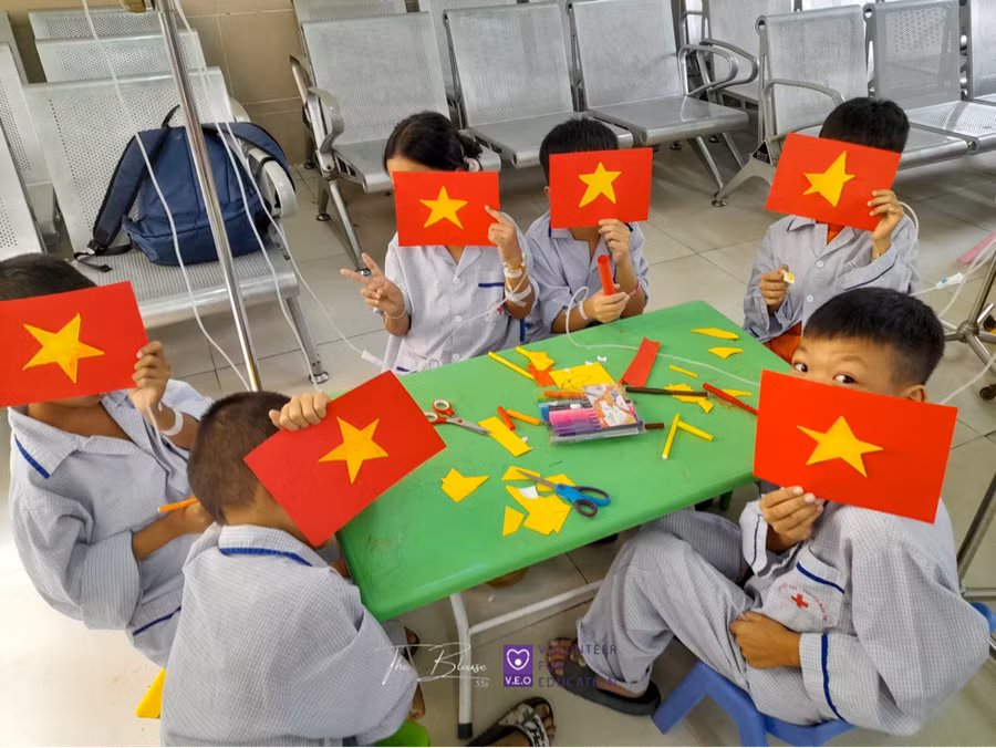 The Blouse là dự án thiện nguyện nhằm giúp đỡ, hỗ trợ các em nhỏ có hoàn cảnh kém may mắn.