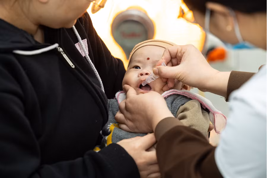 Trẻ được uống vắc-xin Rota miễn phí tại trạm y tế xã Văn Hán (Thái Nguyên). 