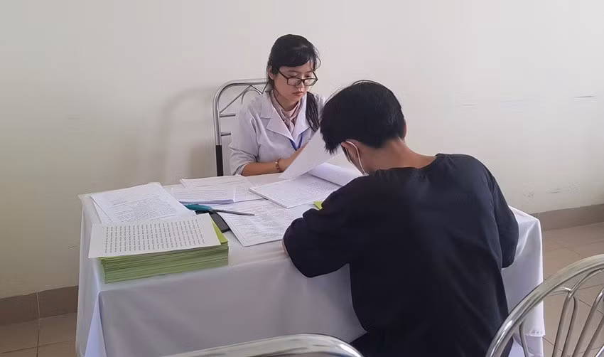 Tư vấn làm các thủ tục xét nghiệm cho người thuộc nhóm MSM tại Trung tâm kiểm soát bệnh tật tỉnh Thừa Thiên Huế. 