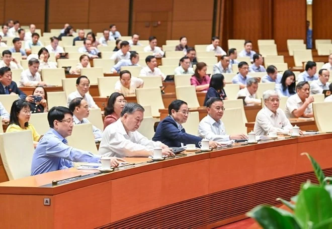 Tổng Bí thư Tô Lâm, các lãnh đạo Đảng, Nhà nước và đại biểu Quốc hội bấm nút thông qua Luật Tổ chức chính quyền địa phương sửa đổi. (Ảnh: Phạm Đông)