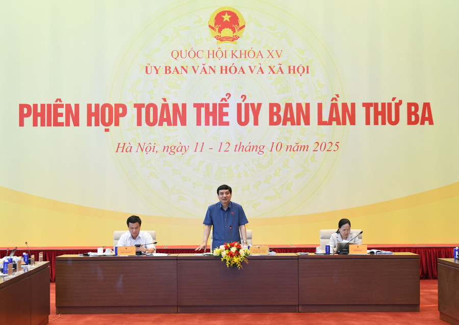 Chủ nhiệm Ủy ban Văn hóa và Xã hội của Quốc hội Nguyễn Đắc Vinh chủ trì Phiên họp. (Ảnh: Lâm Hiển)