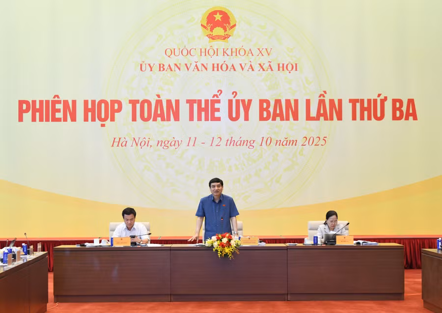 Chủ nhiệm Ủy ban Văn hóa và Xã hội của Quốc hội Nguyễn Đắc Vinh chủ trì Phiên họp. (Ảnh: Lâm Hiển)