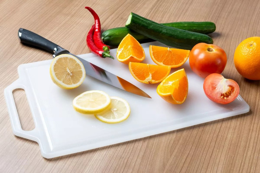 Thớt nhựa có thể giải phóng vi nhựa vào thức ăn.