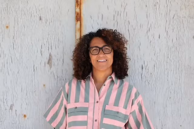 Bà Sam cảm thấy đau đầu âm ỉ sau khi đi du lịch. 